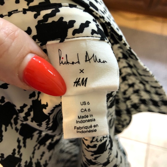 Elegant button down blouse. Worn once. - Picture 2 of 5